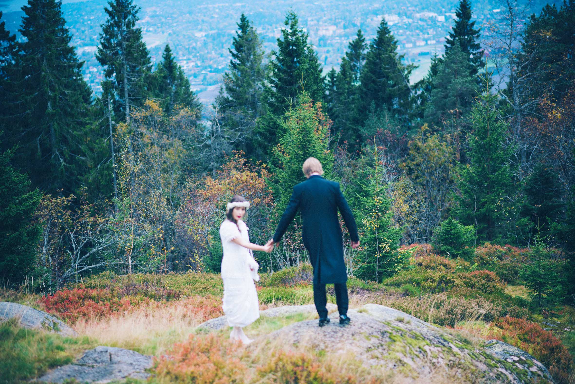 høstbryllups fra en rød og orange skog