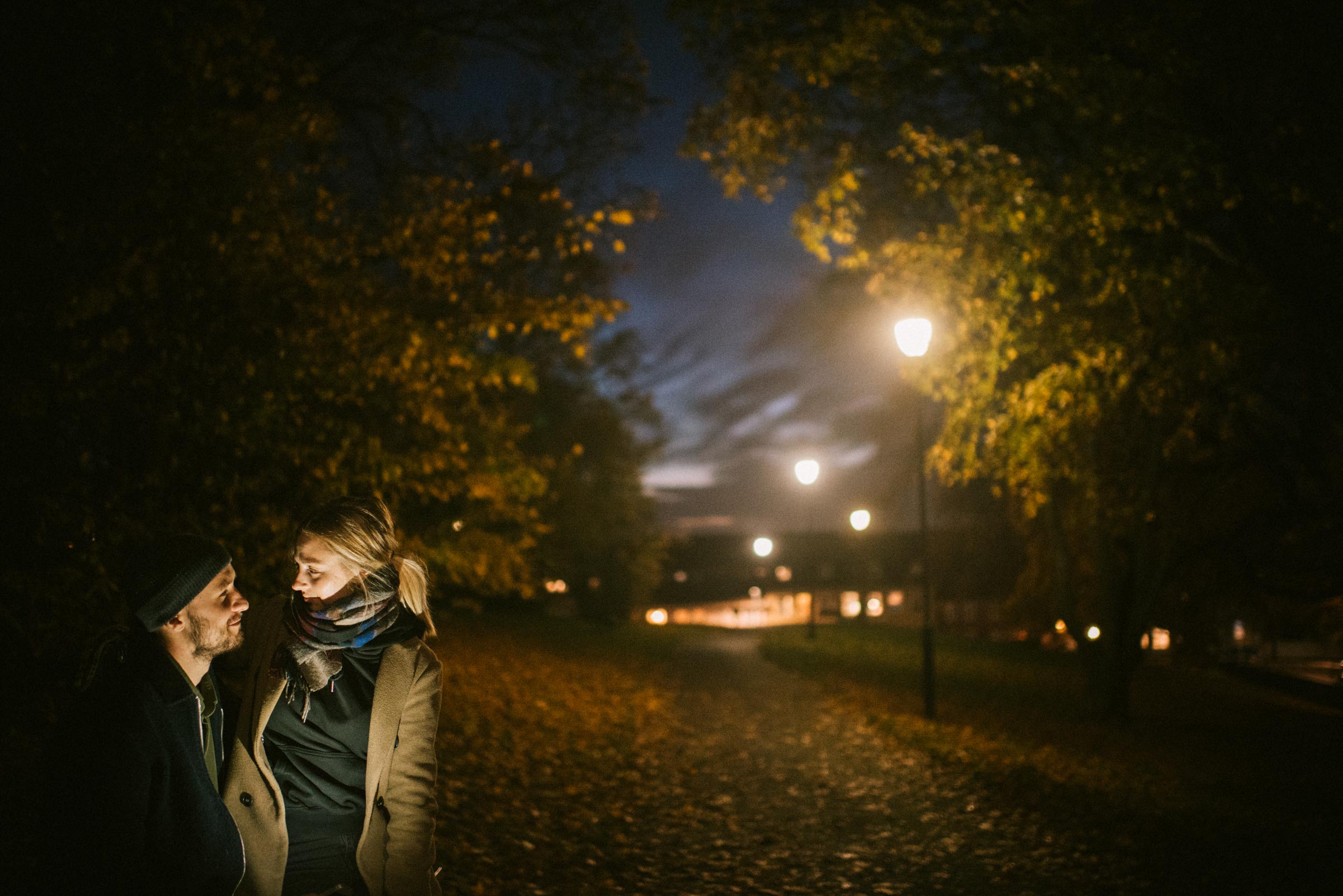 forlovelsesfotografering fra en park i Oslo. Mann og kvinne ser på hverandre