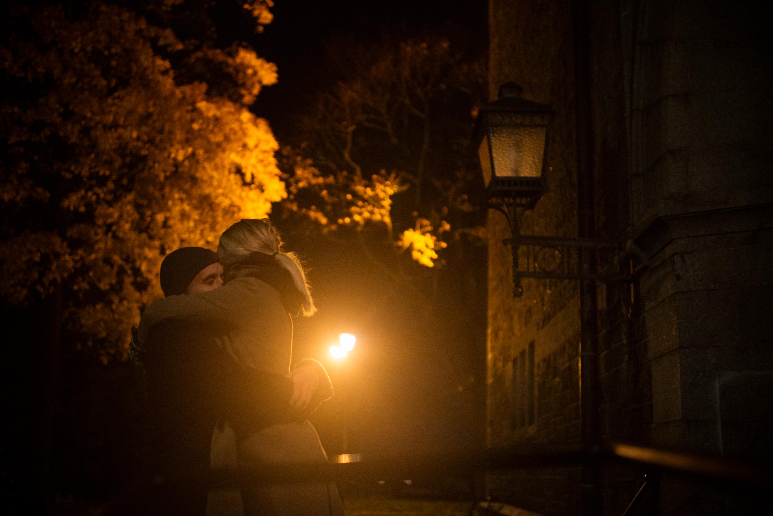 forlovelsesfotografering fra høst i Oslo. Par klemmer