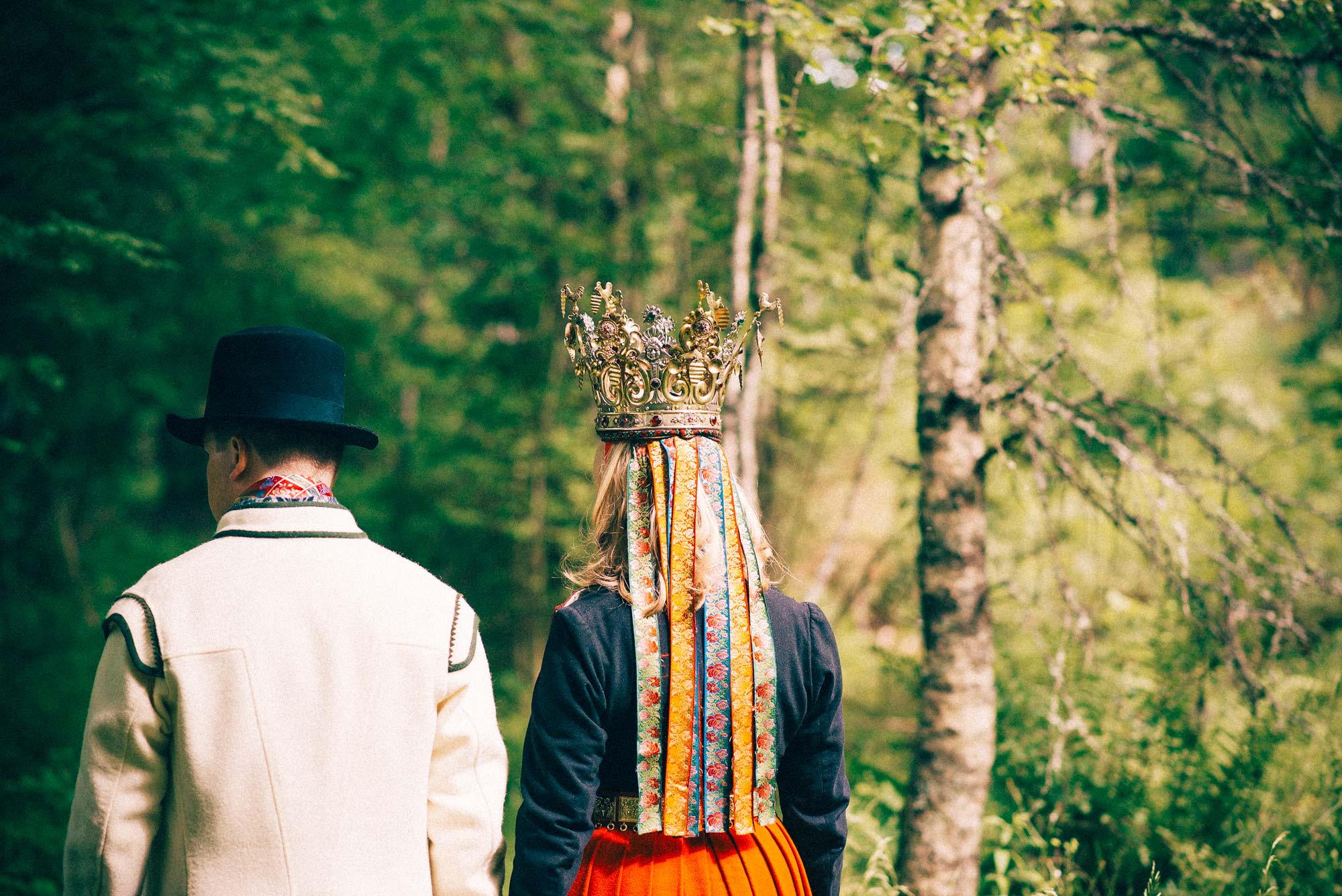 brud og brudgom går i skogen