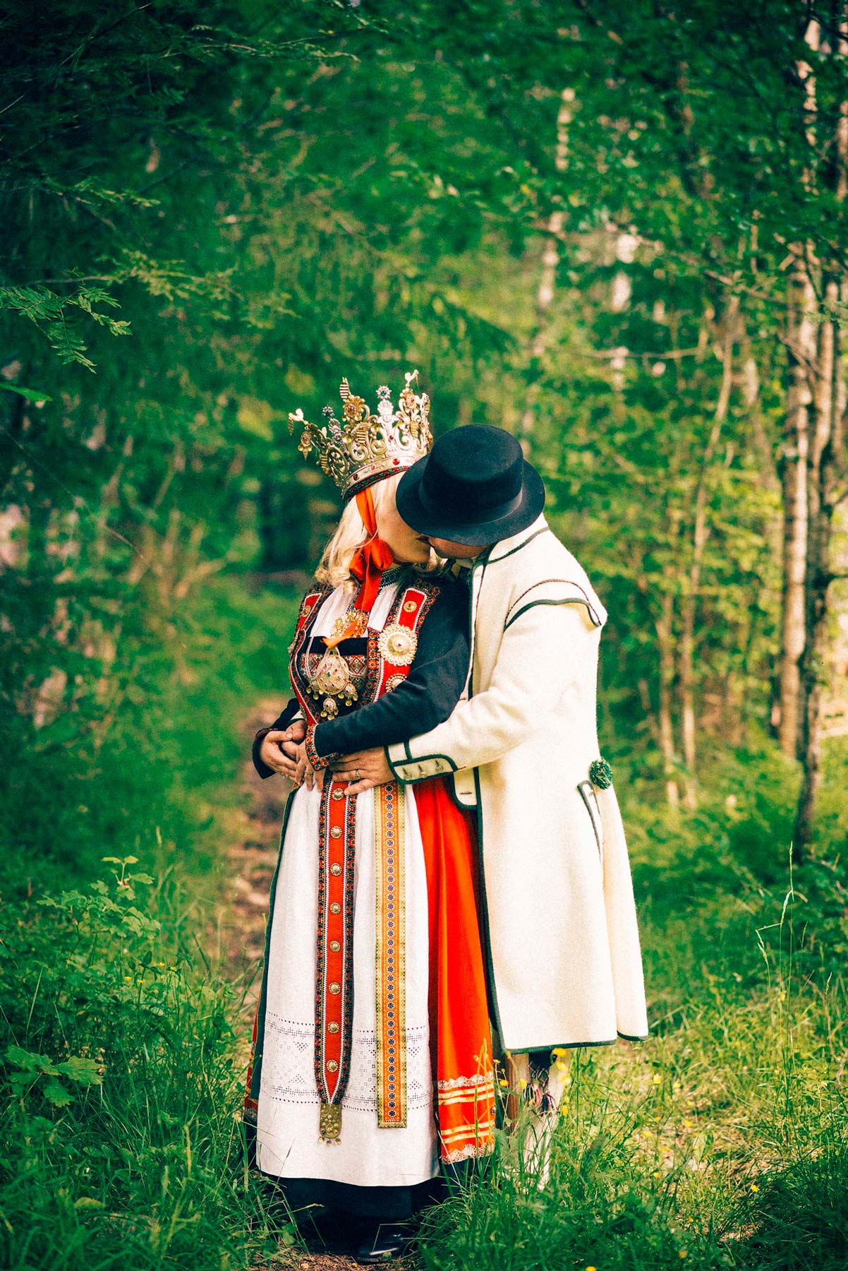 brud og brudgom kysser i skogen