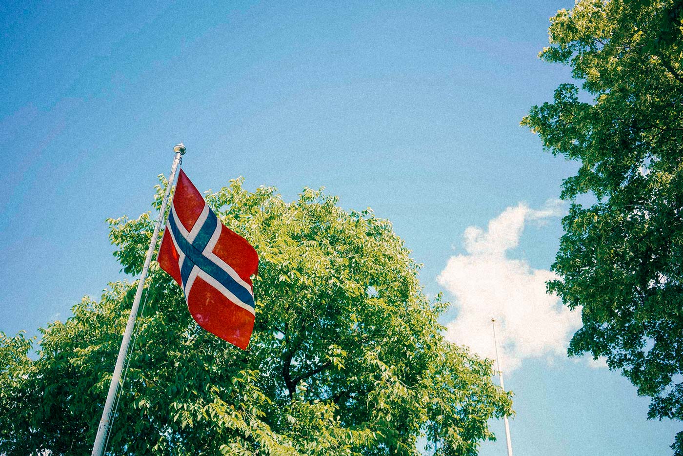 bunad bryllup fra Nesodden, norske flagget i vinden