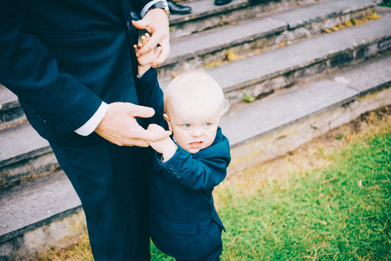 Bryllupsfotografering fra Hamar, liten gutt med dress