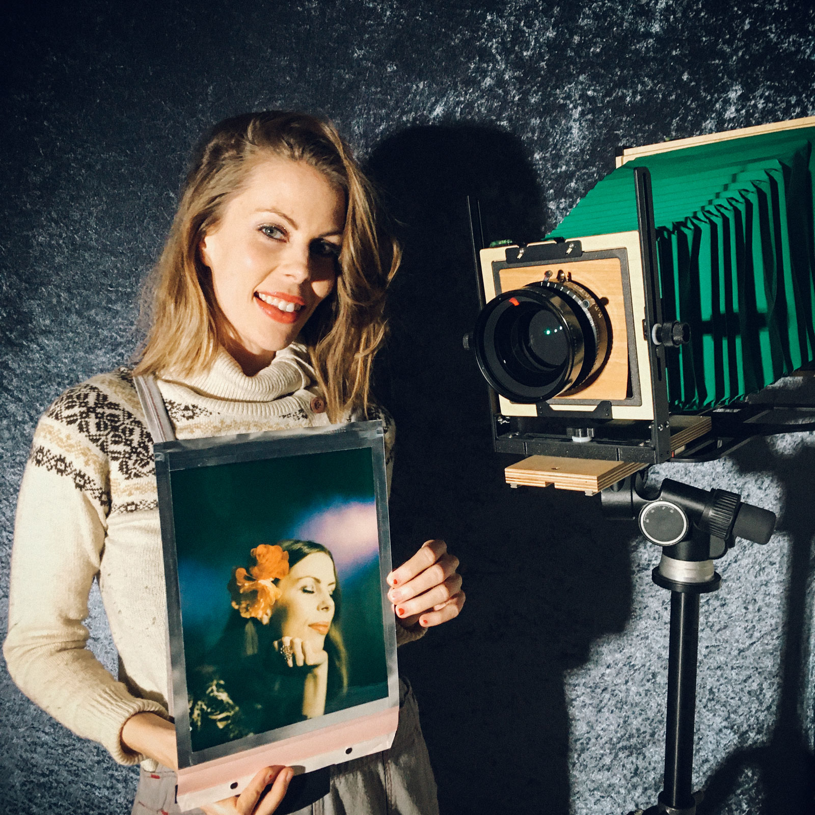 Skuespiller poserer med sitte portrettet fra headshot portrettfotografering