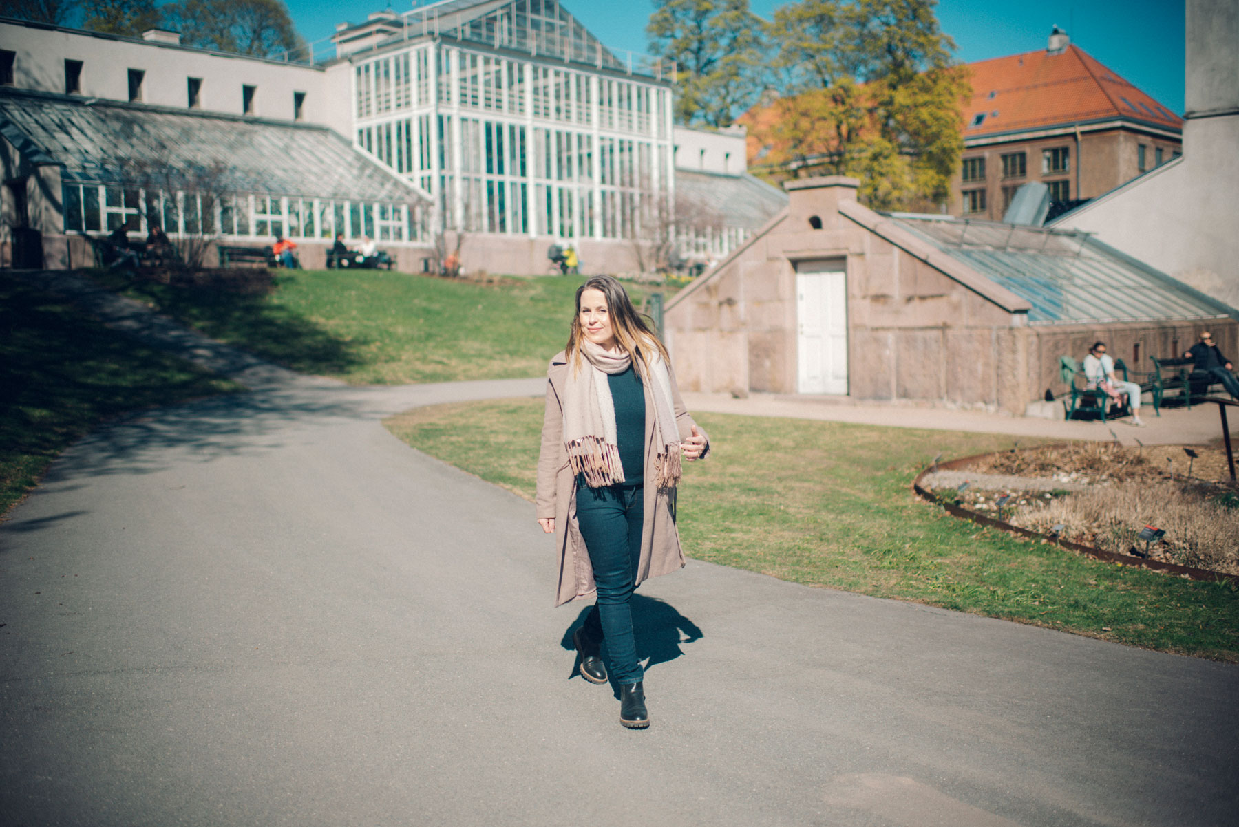 vigsler går rundt i botanisk hage i Oslo