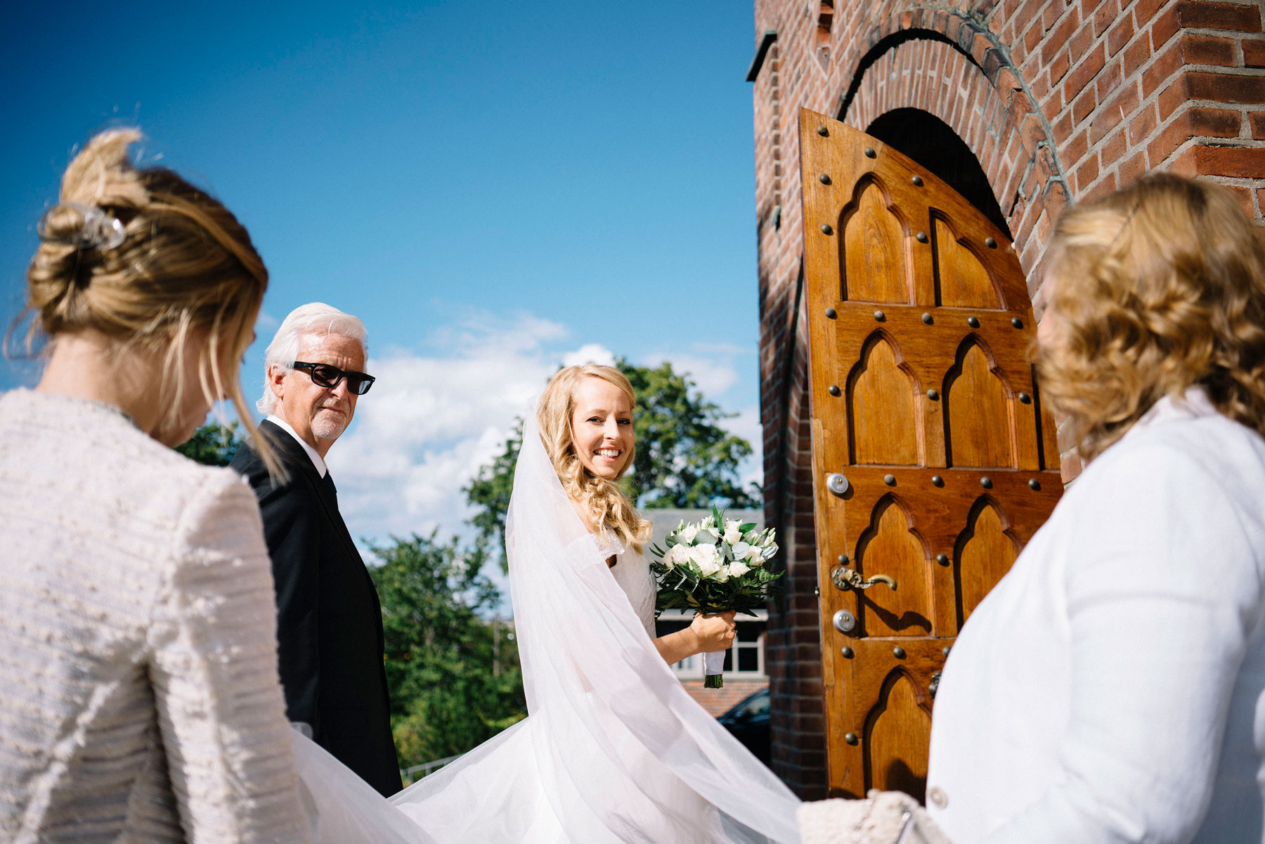 brud går inn i en kirke