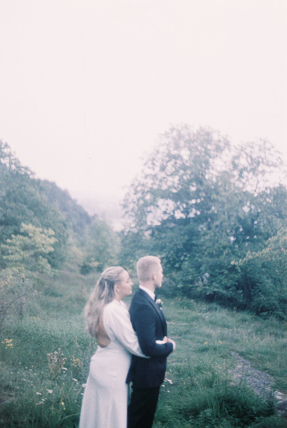 analogt fotografi av en et par som holder rundt hverandre i skogen