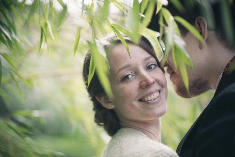 bryllupsfotografi fra botanisk hage av nygift par