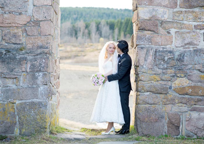 bryllupsbilde fra Maridalen der brud og brudgom står på en kirkeruin